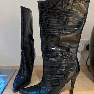 Elegant Black Crocodile Pattern Heeled Boots